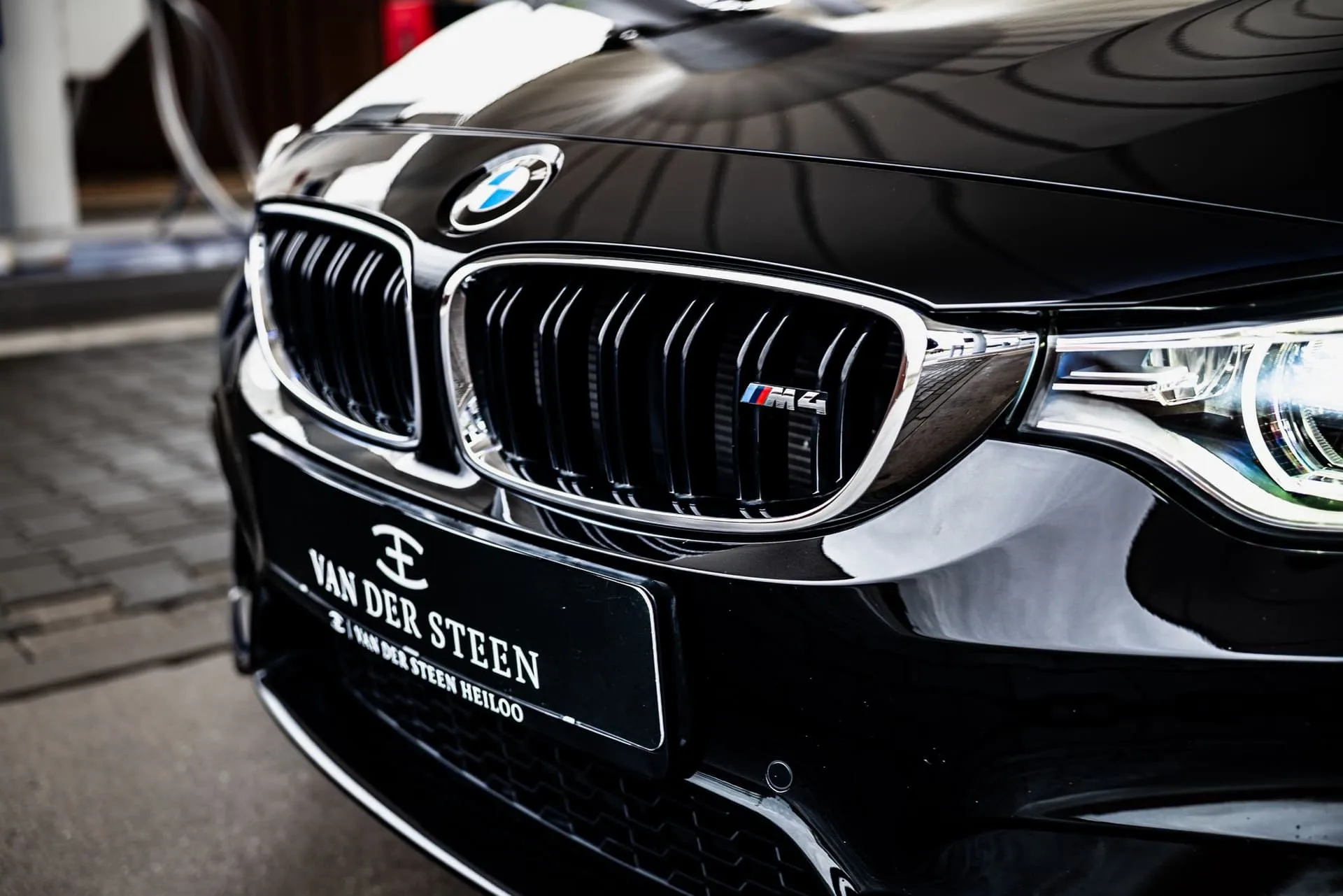Auto met diepe glans na een behandeling van Richie Rich Detailing